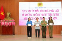 Tuyên truyền pháp luật về phòng, chống ma túy và trao quà đến người dân có hoàn cảnh khó khăn