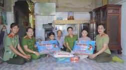 Hội phụ nữ Công an xã Ngãi Tứ, tỉnh Vĩnh Long thực hiện hiệu quả chương trình “Mẹ đỡ đầu”