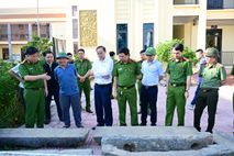 Bắt 3 đối tượng trộm cấu kiện cầu đá cổ ở Hải Phòng