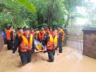 Cảnh sát cơ động Cao Bằng kịp thời hỗ trợ đưa cụ ông 95 tuổi bị bệnh đến nơi an toàn trong mưa lũ