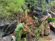 Lực lượng Công an cơ sở tỉnh Tuyên Quang liên tiếp hỗ trợ Nhân dân khắc phục hậu quả mưa lớn