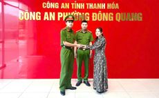 Chiến sĩ Cảnh sát cơ động Công an Thanh Hoá trả lại 75 triệu đồng cùng nhiều giấy tờ quan trọng cho người đánh rơi