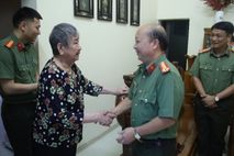Công an tỉnh Điện Biên tri ân cán bộ An ninh lão thành nhân dịp 80 năm ngày truyền thống