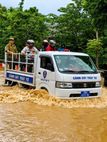 Sơn La: Công an xã Quỳnh Nhai hỗ trợ Nhân dân qua khu vực ngập lụt, bảo đảm an toàn giao thông