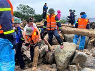Lực lượng cứu nạn giải cứu thành công 4 người dân mắc kẹt trong lũ dữ tại Mường Than