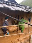 Sơn La: Công an xã Ngọc Chiến khẩn trương hỗ trợ nhân dân khắc phục hậu quả mưa lũ