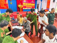 Tuổi trẻ Công an tỉnh Vĩnh Long xung kích hỗ trợ thu nhận mẫu ADN thân nhân liệt sĩ