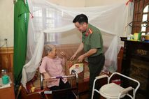 Công an Hưng Yên thăm hỏi, tặng quà Mẹ Việt Nam Anh hùng Phạm Thị Sự