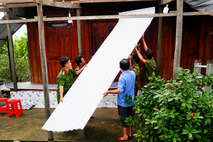 Công an tỉnh Cà Mau khẩn trương hỗ trợ Nhân dân khắc phục hậu quả mưa giông