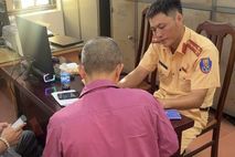 Hà Nội: Xử lý nghiêm lái xe buýt vừa lái xe vừa sử dụng điện thoại