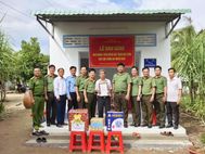 Bàn giao nhà Nghĩa tình đồng đội tặng hội viên hội Cựu Công an nhân dân