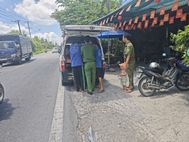 Công an xã hỗ trợ gia đình có sản phụ mới sinh về quê an toàn