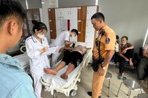 Cảnh sát giao thông Hà Nội mở đường đưa người bị rắn cắn đi cấp cứu