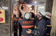 Hà Nội: Kịp thời giải cứu 13 người bị mắc kẹt trong thang máy