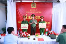 Trao kinh phí xây dựng, sửa chữa “Nhà nghĩa tình đồng đội” cho cán bộ, chiến sĩ Công an tỉnh Quảng Ninh