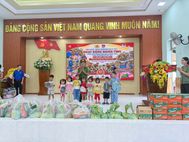 Lâm Đồng: 1.000 chiếc cặp nghĩa tình tiếp sức học sinh xã Đạ Tẻh 2 đến trường