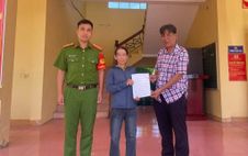 Công an xã Bạch Ngọc, tỉnh Nghệ An hỗ trợ người dân nhận lại 600 triệu đồng chuyển nhầm
