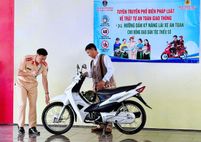 Đưa pháp luật giao thông đến với đồng bào dân tộc thiểu số