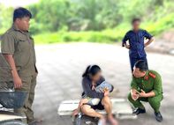 Kịp thời ngăn chặn người phụ nữ bế con nhỏ có ý định nhảy cầu