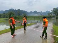 Cao Bằng: Lực lượng Công an xã chủ động hỗ trợ Nhân dân ứng phó, khắc phục hậu quả bão số 4
