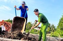 Tuổi trẻ Công an tỉnh Cà Mau chung sức xây dựng 369 căn nhà đại đoàn kết