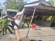 TP Cần Thơ: Công an cơ sở sát cánh cùng Nhân dân khắc phục hậu quả thiên tai