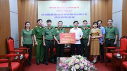 Công an tỉnh Lạng Sơn trao kinh phí ủng hộ chương trình xóa nhà tạm, nhà dột nát