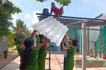 Công an tỉnh Cà Mau nhanh chóng giúp dân khắc phục hậu quả mưa giông trong dịp lễ