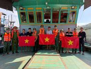 Hải Phòng: Công an đặc khu Bạch Long Vĩ tuyên truyền pháp luật và trao tặng cờ Tổ quốc cho ngư dân nhân dịp Quốc khánh 2/9.
