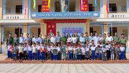 Chương trình tiếp bước cùng em đến trường tại xã Hướng Hiệp, tỉnh Quảng Trị