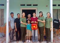 Công an Bắc Ninh cùng con nuôi, con đỡ đầu bước vào năm học mới