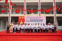 Tuổi trẻ Công an Hải Phòng thực hiện Chương trình “Nâng bước em đến trường” cùng em bước vào năm học mới.