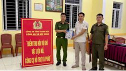 “Đổi súng lấy quà” - cách làm gần dân, góp phần giữ bình yên bản làng