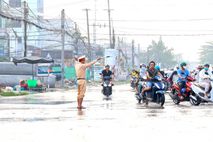Công an thành phố Cần Thơ hỗ trợ người dân đi lại an toàn trong triều cường