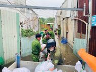 TP. Hồ Chí Minh: Hỗ trợ người dân bị ảnh hưởng do mưa lớn gây ngập