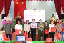 Tuyên truyền pháp luật và trao quà cho người dân biên giới