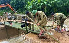 Công an xã Quan Sơn, Thanh Hóa: Lấy tre luồng bắc cầu tạm để hơn 100 hộ dân không bị cô lập