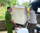 Tuyên Quang: Công an xã Sơn Dương kịp thời hỗ trợ người dân di chuyển khỏi khu vực sạt lở đến nơi an toàn