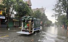 Công an các phường trung tâm tỉnh Nghệ An chủ động hỗ trợ người dân trong mưa lớn, ngập lụt