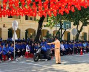 Công an Hải Phòng ra quân triển khai thực hiện “Chiến dịch đào tạo kỹ năng lái xe mô tô, xe gắn máy an toàn” trên địa bàn thành phố.