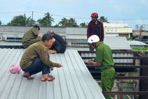 Cà Mau: Công an xã Cái Đôi Vàm nhanh chóng hỗ trợ Nhân dân khắc phục ảnh hưởng do giông lốc