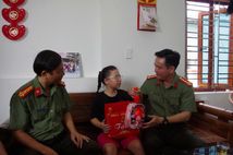 Công an tỉnh Hưng Yên mang "Trung thu yêu thương" đến với con cán bộ chiến sĩ có hoàn cảnh đặc biệt