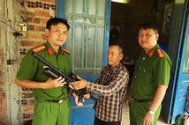Người dân tự nguyện giao nộp nhiều vũ khí