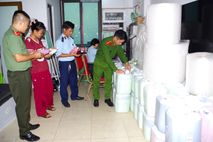 Ninh Bình: Phát hiện cơ sở kinh doanh gần 1.800 lít rượu không nguồn gốc xuất xứ