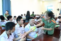 Hội Phụ nữ Công an tỉnh Hưng Yên trao yêu thương, thắp sáng mùa trăng cho trẻ em khuyết tật