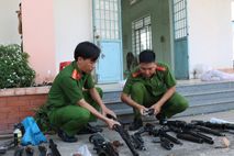 Công an tỉnh An Giang tăng cường vận động người dân giao nộp vũ khí, vật liệu nổ, công cụ hỗ trợ