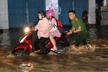 Cần Thơ: Công an phường Cái Khế hỗ trợ người dân qua khu vực ngập sâu do triều cường