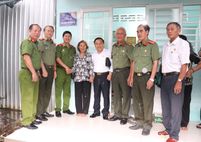 Bàn giao nhà nghĩa tình đồng đội tặng hội viên Hội Cựu Công an nhân dân