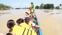 Công an xã An Phú, tỉnh An Giang hàng ngày đưa, đón học sinh an toàn trong mùa mưa lũ