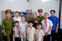 Hải Phòng: Hai học sinh phường Bạch Đằng trả lại chiếc ví nhặt được có hơn 12 triệu đồng cho cụ bà